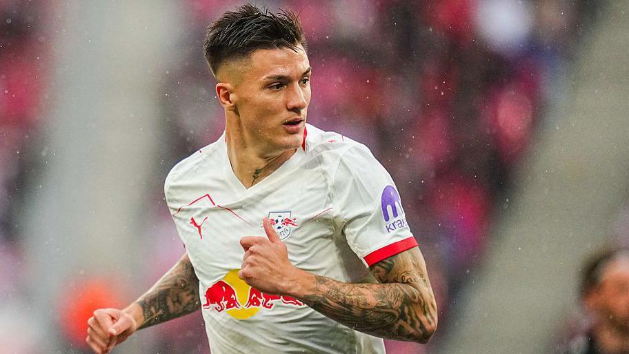 Man United xem xét khả năng cho Hojlund "du học"