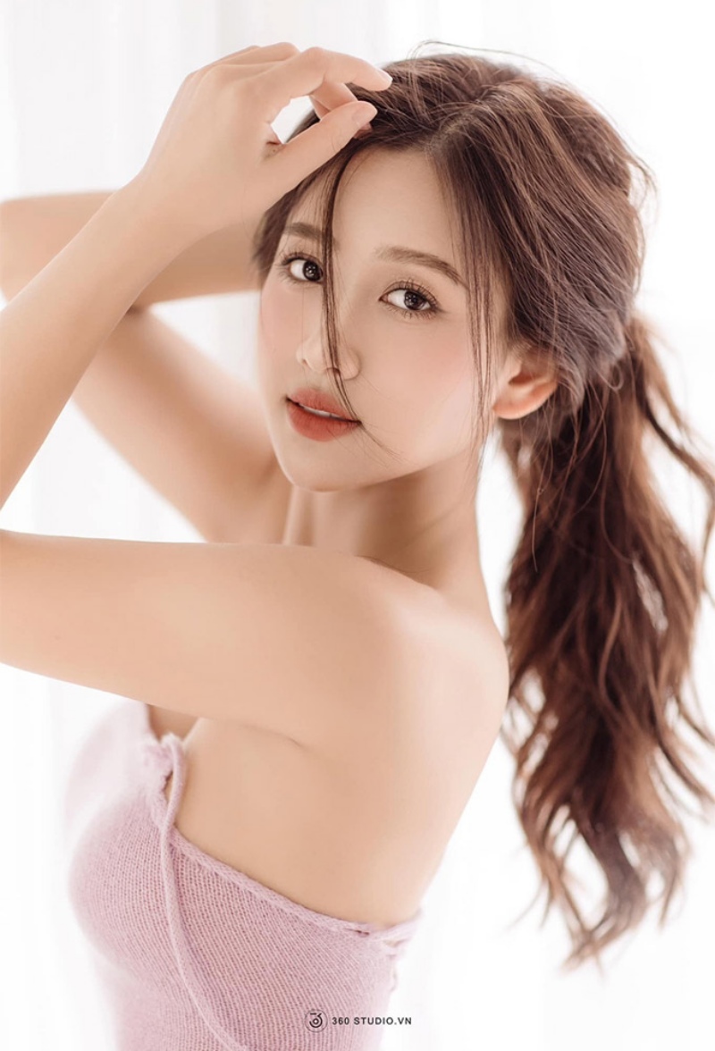 Hoa khôi Bùi Thu Hương công khai tình cảm với tiền vệ Trần Minh Vương